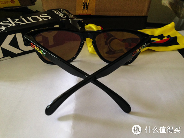 四轮载人，两轮载魂，机车男的夏天——OAKLEY FrogSkins 车王罗西限量款