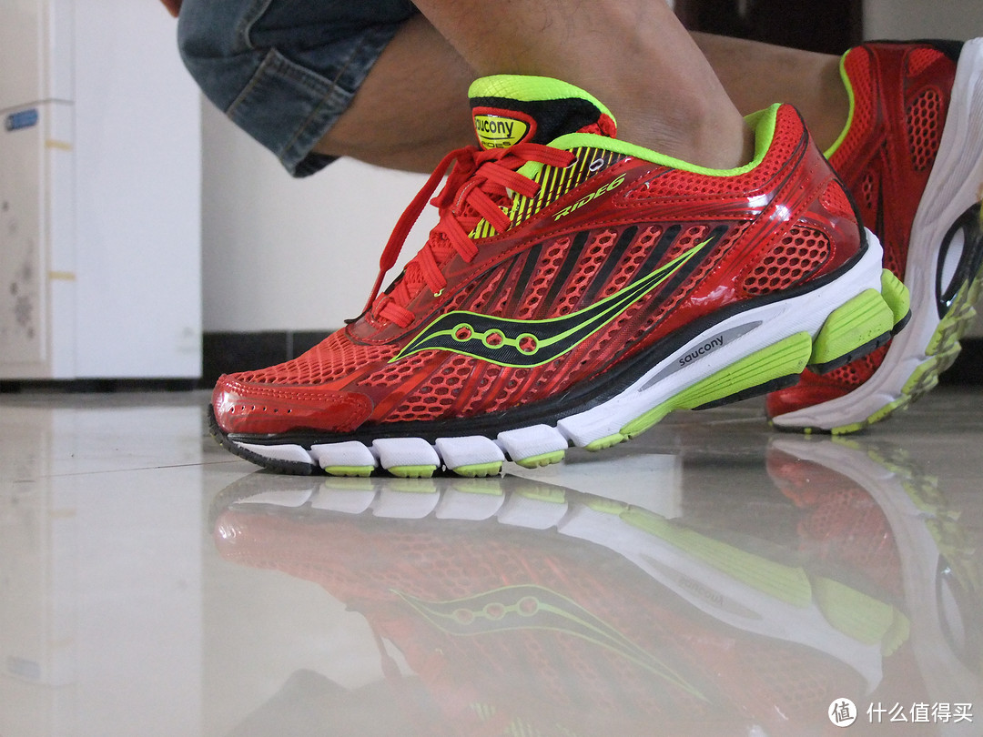 跑步装备:Saucony 索康尼 Ride 6 男款次*级缓震系跑鞋 & Plantronics 缤特力 BackBeat 903+ 运动式蓝牙立体声耳机