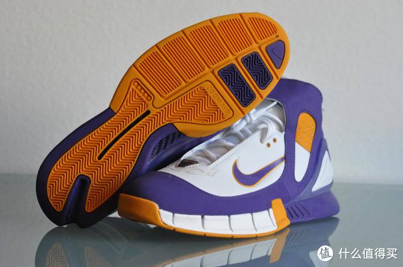 “NIKE AIR ZOOM HUARACHE 2K5”；