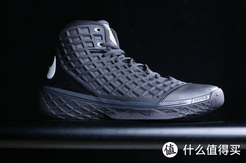 “NIKE ZOOM KOBE III”；