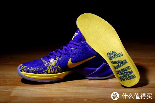 “NIKE ZOOM KOBE V”；