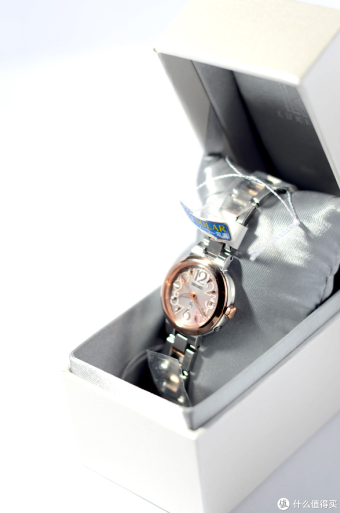 送给女神的七夕礼物:SEIKO 精工 LUKIA系列 太阳能电波女表 SSVW018