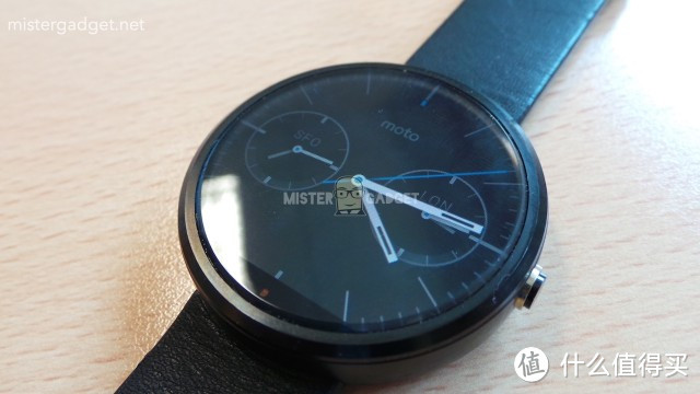 Moto 360 智能手表大量真机图泄露 计步器、光学心率计、无线充电俱全