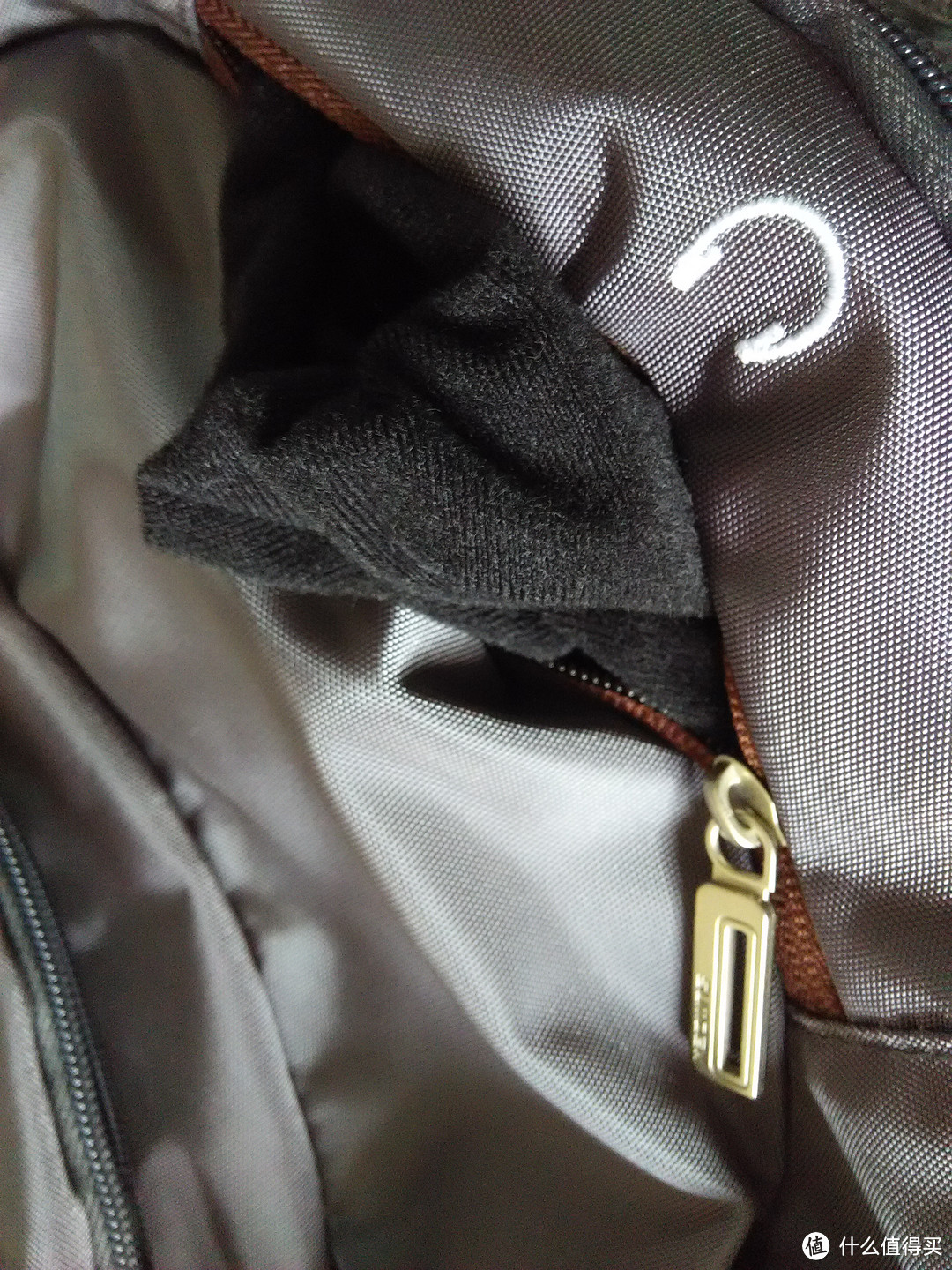 包上方的耳机袋，有填装绒布保护耳机的功能