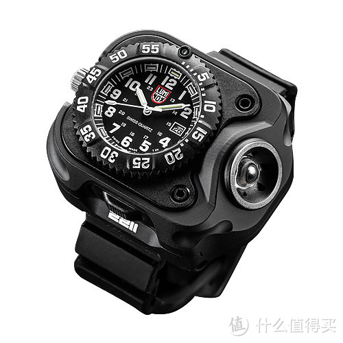 SureFire 与 Luminox 联合打造 2211 WristLight 腕表手电正式开卖