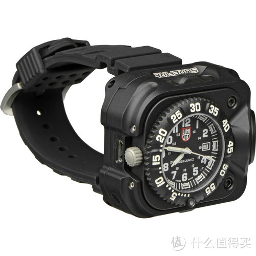 SureFire 与 Luminox 联合打造 2211 WristLight 腕表手电正式开卖