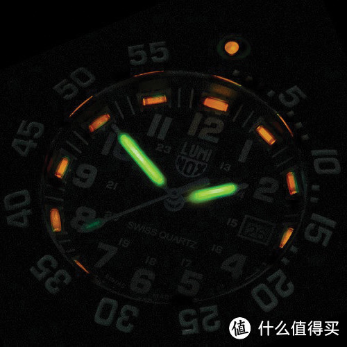 SureFire 与 Luminox 联合打造 2211 WristLight 腕表手电正式开卖