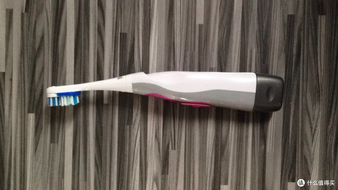 给牙刷一个侧面照