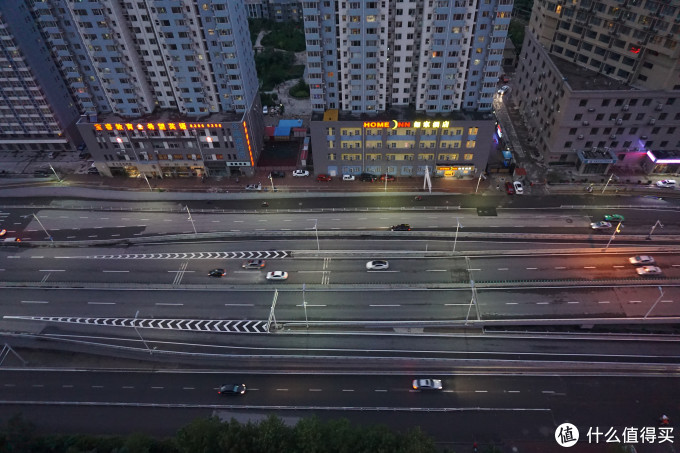 从房顶往下看,有点失真啊.