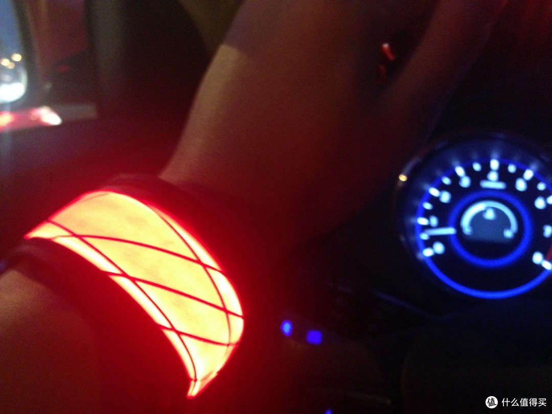 夜跑利器：Nite Ize 奈爱 SlapLit 斯莱丽 LED发光手环