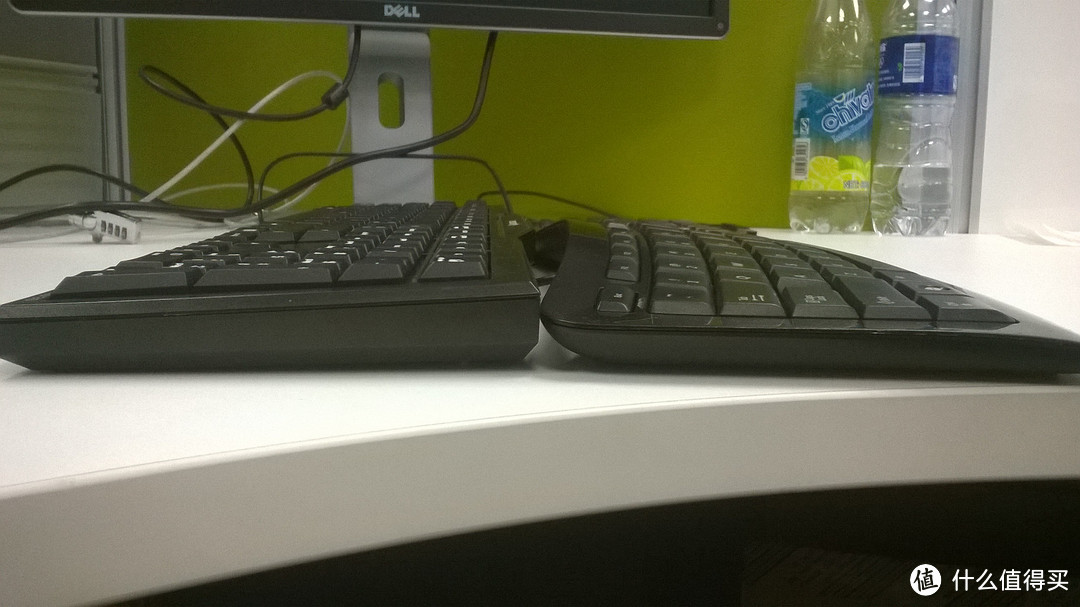 微软键盘的曲线很明显，Cherry的就是个大平面