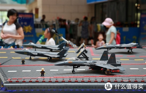 44万余块积木搭建“辽宁号”航母模型 在沈阳展出