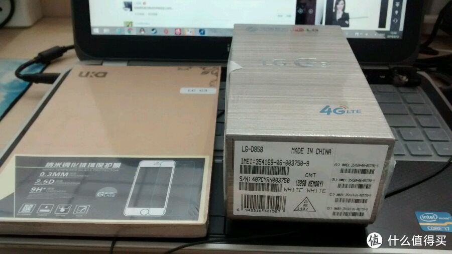左边是京东送的玻璃膜，右边是手机盒