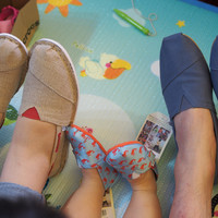 为女儿再添新鞋:TOMS官网购入亲子鞋+ 6PM购入 crocs 卡骆驰 儿童洞洞鞋