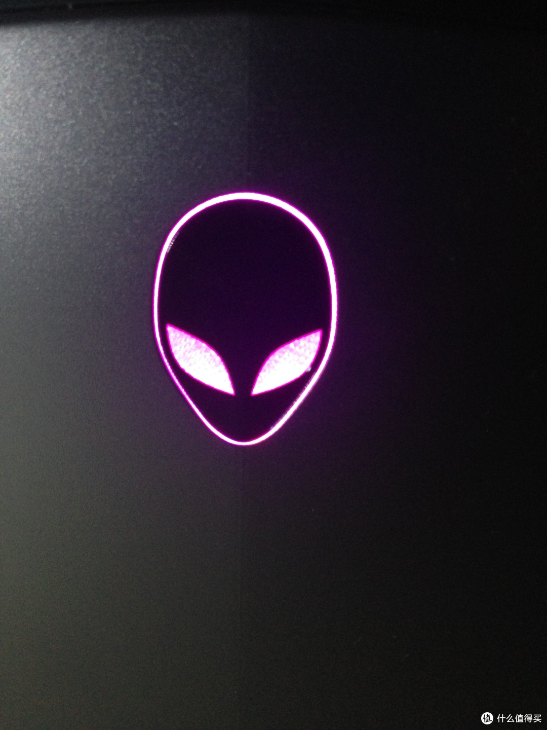 大家可以看到,r3的a面外星人logo的眼睛是带类似苍蝇眼的点缀的,有点