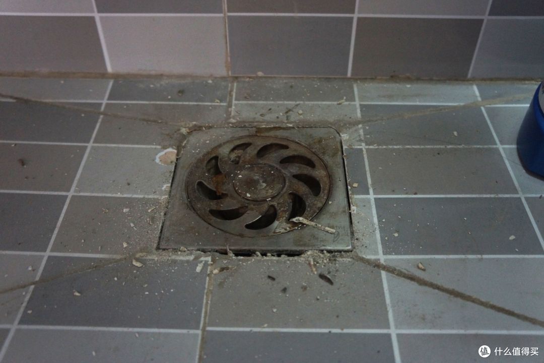 然后用改造设置翘出地漏着用手或者改刀翘出地漏,取出来的地漏就是