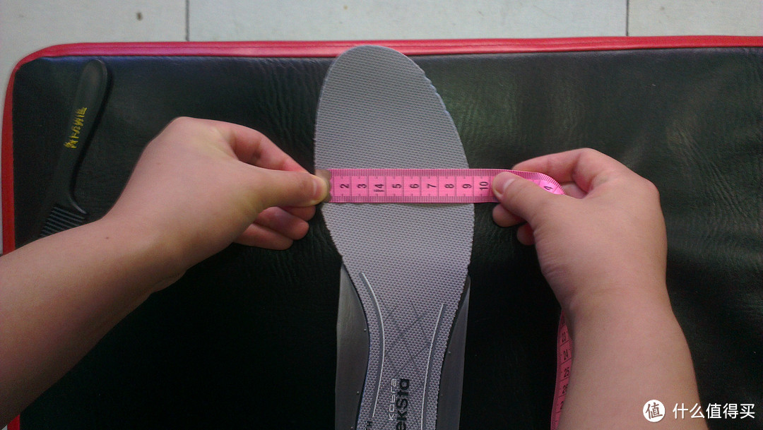 鞋垫宽度 9cm,量测看美码是标准的,宽度略窄