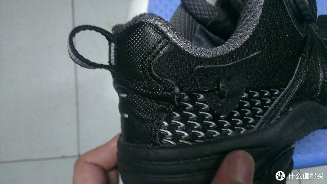 鞋跟部位也是一段小钢丝的设计不知道是补强的作用还是外观货而已