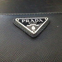 PRADA 普拉达 SAFFIANO ORO 黑色牛皮压纹拉链带笔位长款钱包