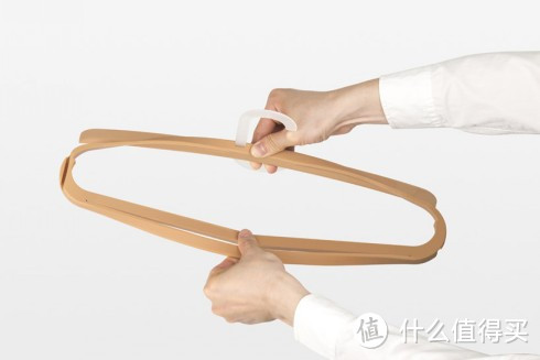 华裔设计师在德国推出多用途创意衣架 Hanger 可一次收纳整套衣物