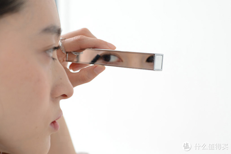荷兰设计室 COOL ENOUGH STUDIO 推出条形折叠化妆镜 THE MIRROR