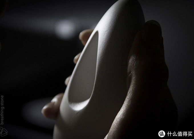 关爱急性焦虑症:新西兰设计师推卵石形手持治