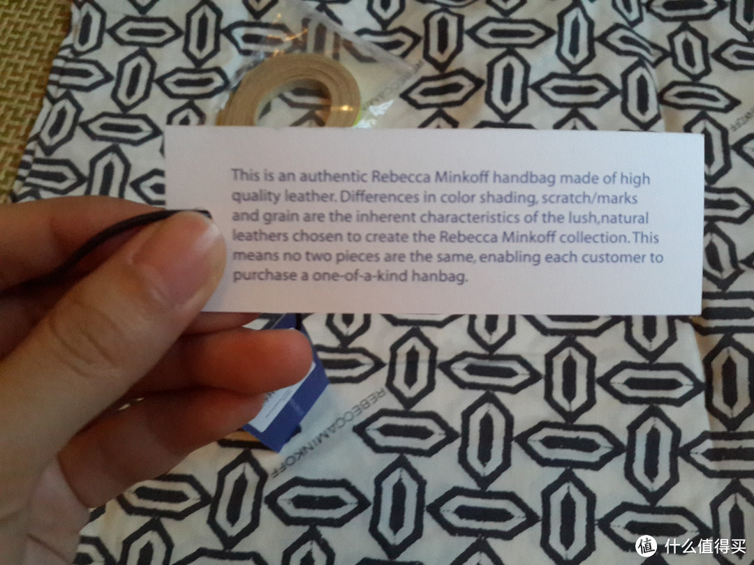 rebecca minkoff的卡片上会写明每个包包都是用皮革制成的，