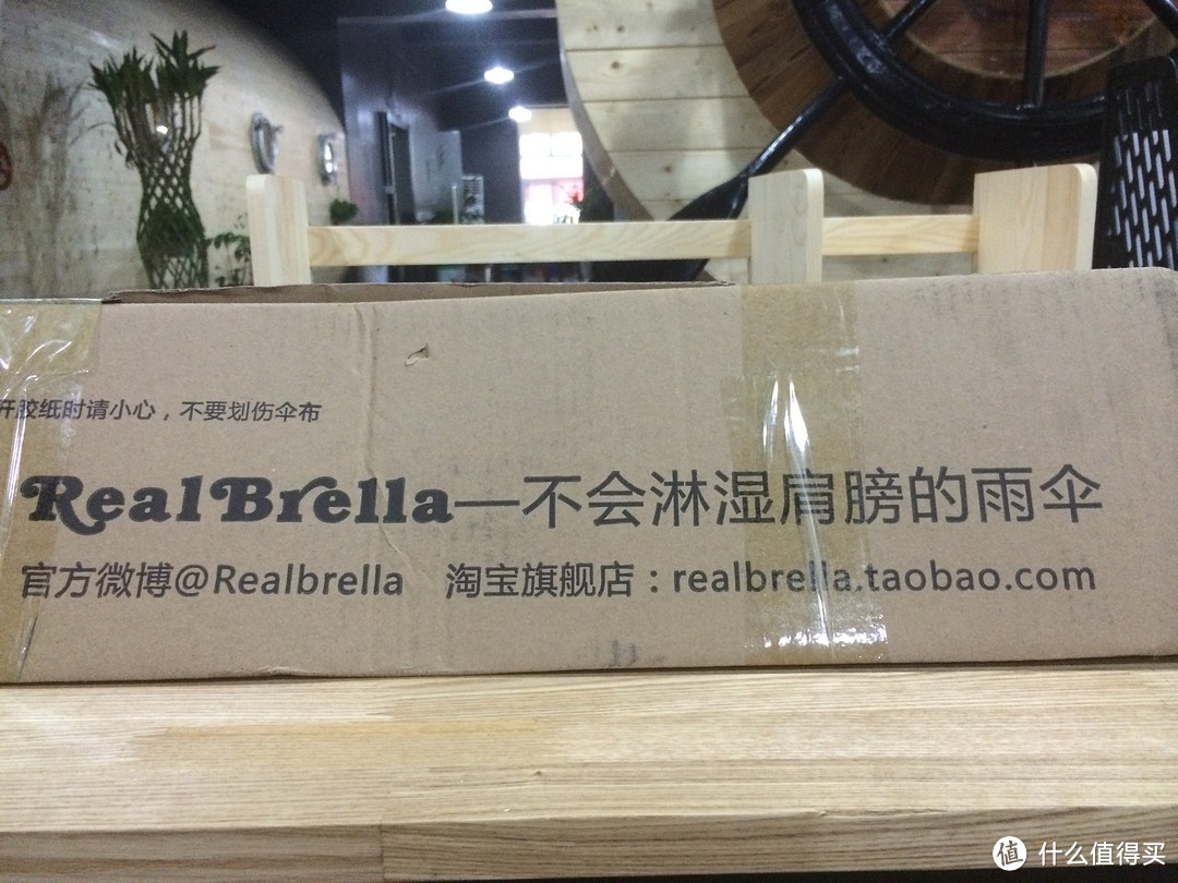 不会淋湿肩膀的雨伞：RealBrella 锐乐 不对称设计长柄伞