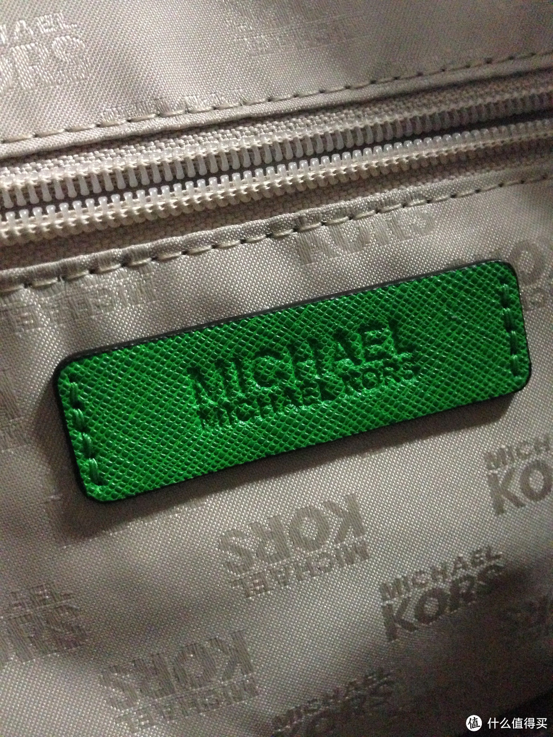 Michael Kors 绿色中号贝壳包& Tory Burch 长款十字纹拉链钱包
