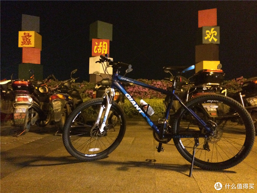 无锡当地自行车爱好者的集结地--蠡湖之光。我们管它叫“大石头”