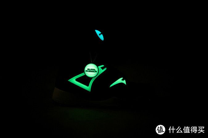 暗夜精灵：Asics、Reebok 相继推出夜光款复古跑鞋