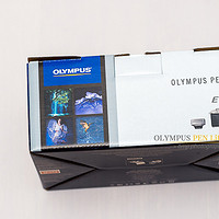 奥林巴斯 E-PL7 微型单电套机外观展示(机身|数据线|按键|电池仓|翻转屏)