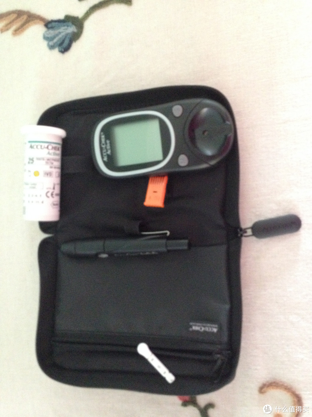 便携包中血糖仪，试纸，采血笔和针头的位置