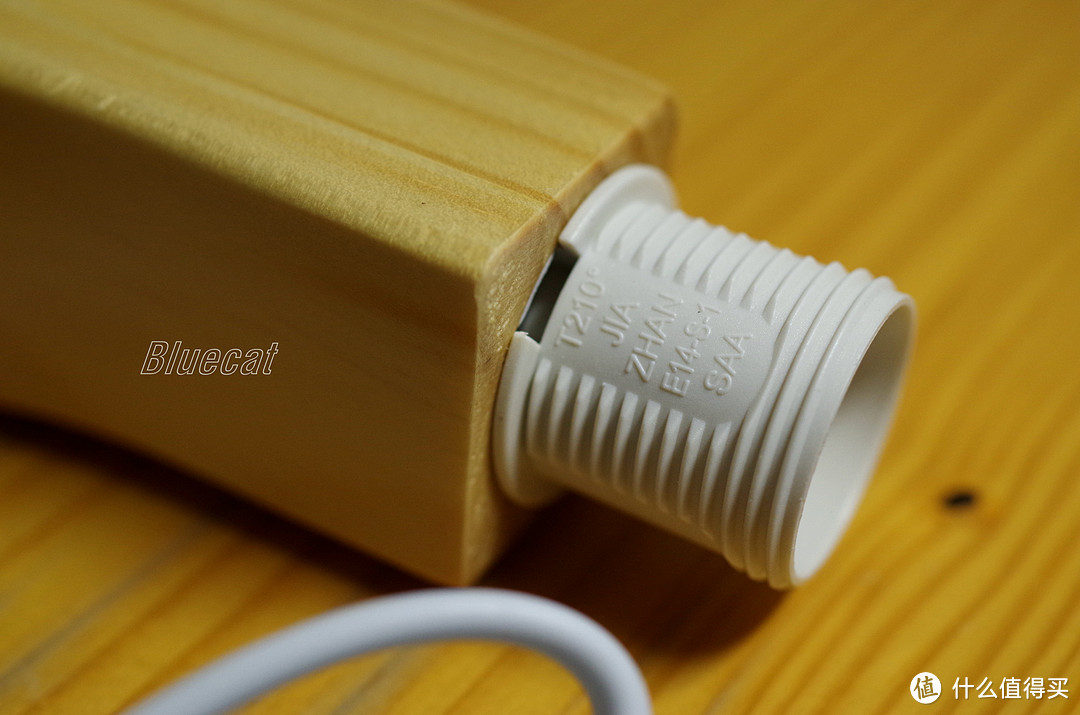 一盏台灯，两种色调；WIFI无线可控LED灯泡 & 木质宠物台灯
