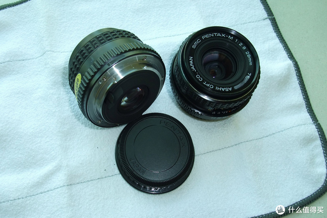 两代M 28mm/f2.8滤镜尺寸都是49mm，光学结构都是7片7组5叶，pentaxforums.com当前评分：8.28