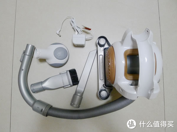 无线更轻松：Black Decker 百得 FHV1200 蜗牛式紧凑型无绳吸尘器 VS 三洋/小狗吸尘器