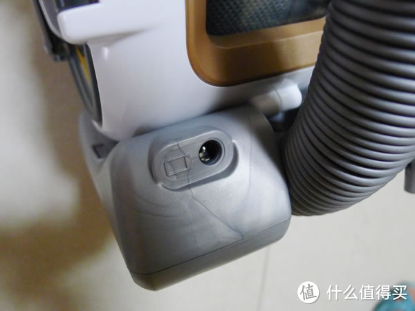 无线更轻松：Black Decker 百得 FHV1200 蜗牛式紧凑型无绳吸尘器 VS 三洋/小狗吸尘器