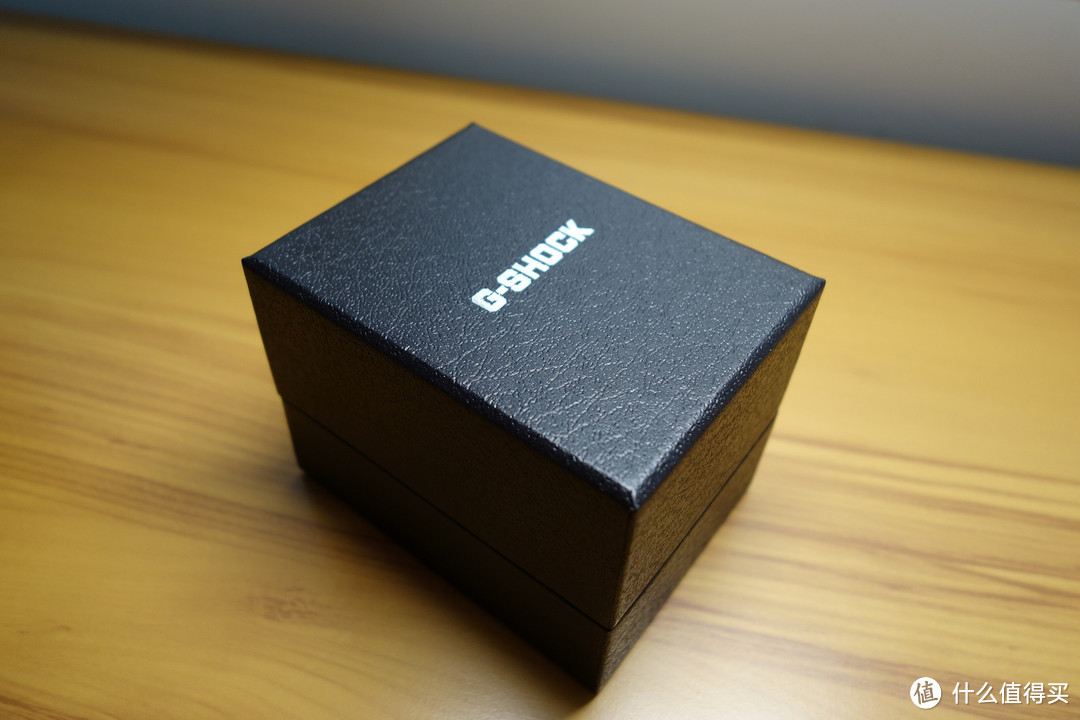 日本是方形的纸盒子。不是港版的铁盒子。感觉档次更高点
