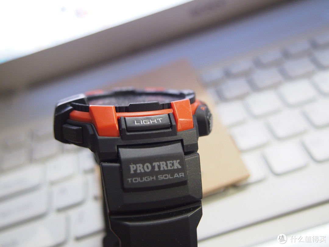 背光按键还有PROTREK logo和太阳能性能标注