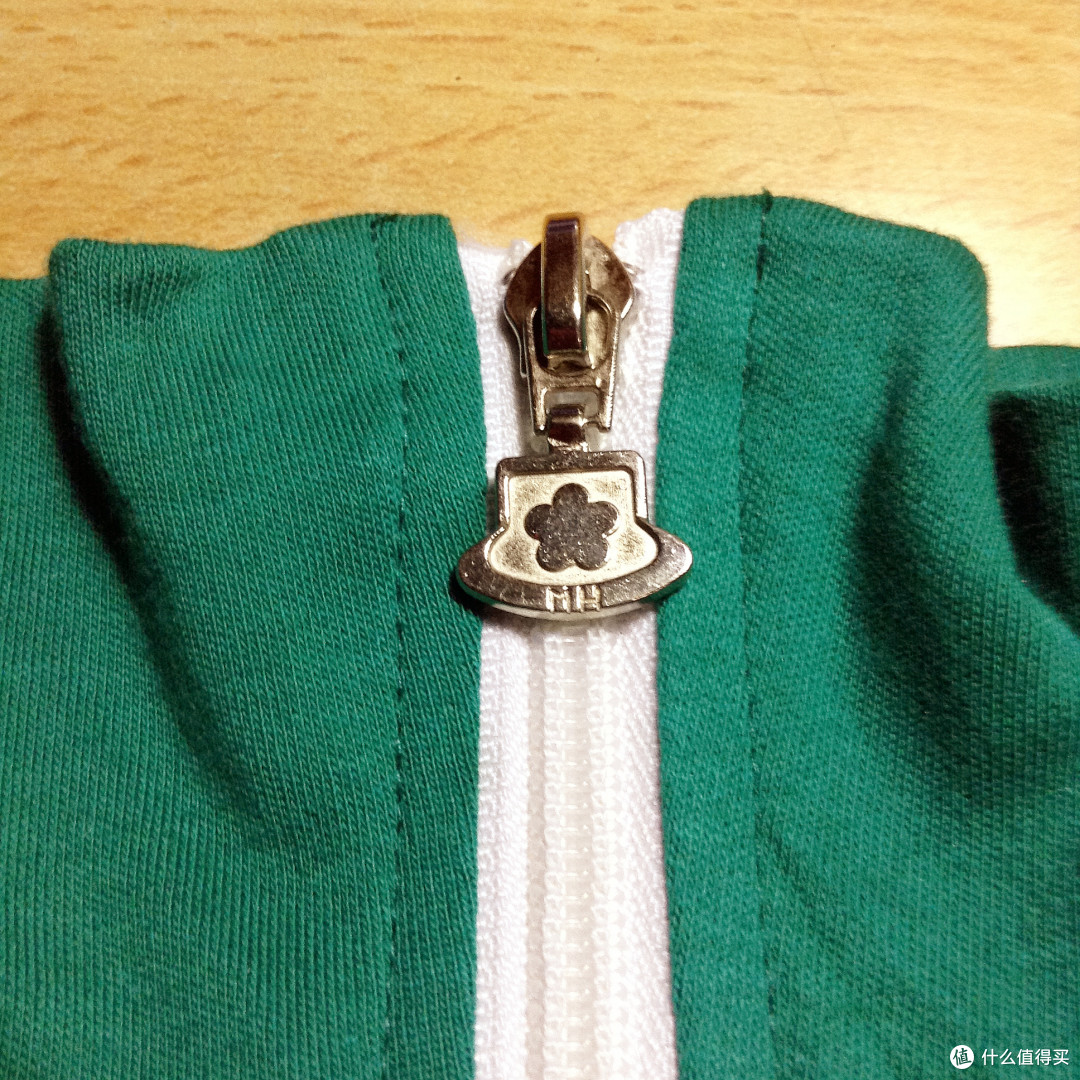 朝气与80年代的回忆的碰撞:梅花 运动服套装