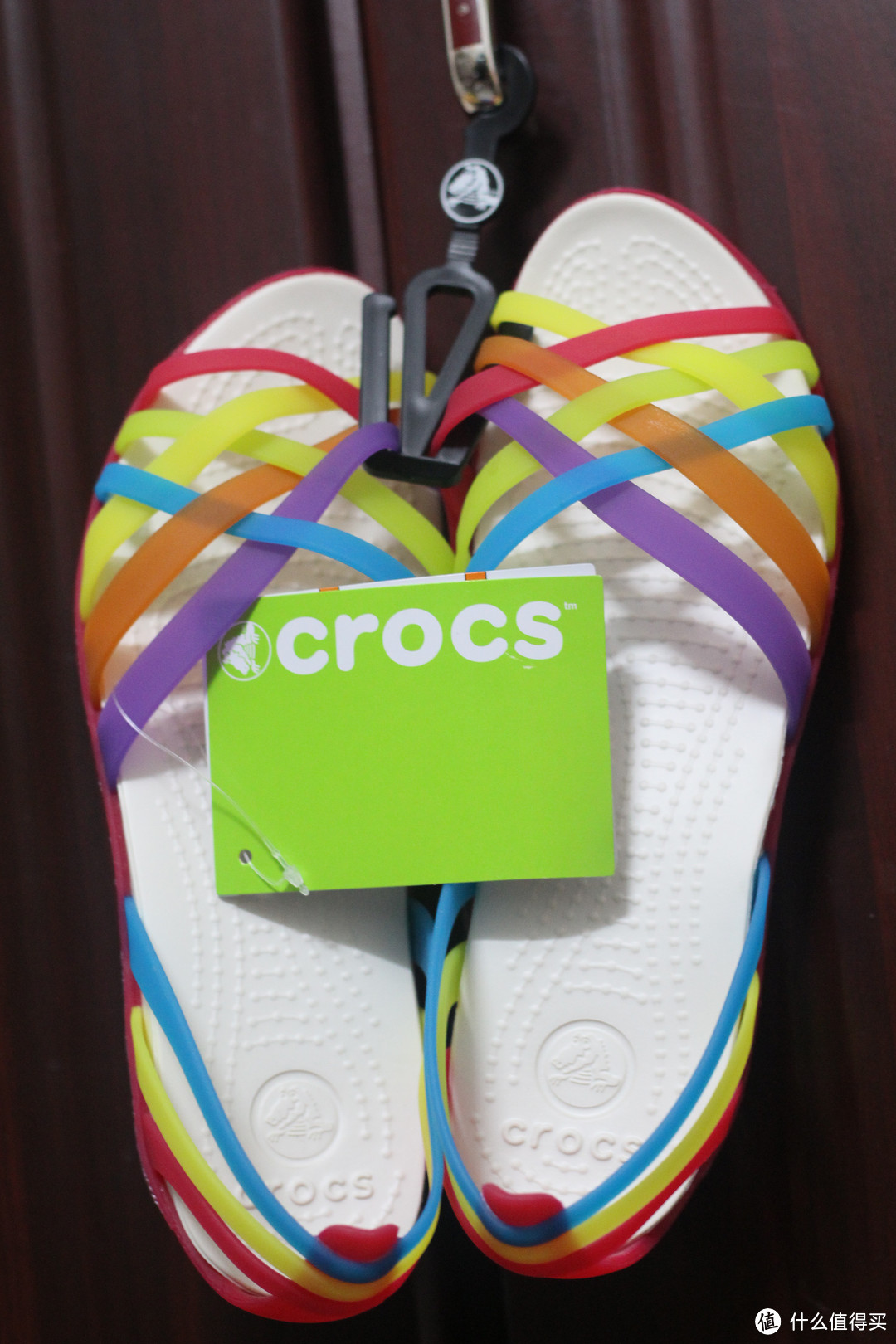 雨季小伙伴：Crocs 卡洛驰 Huarache Flat Multi/Geranium 平底彩虹鞋