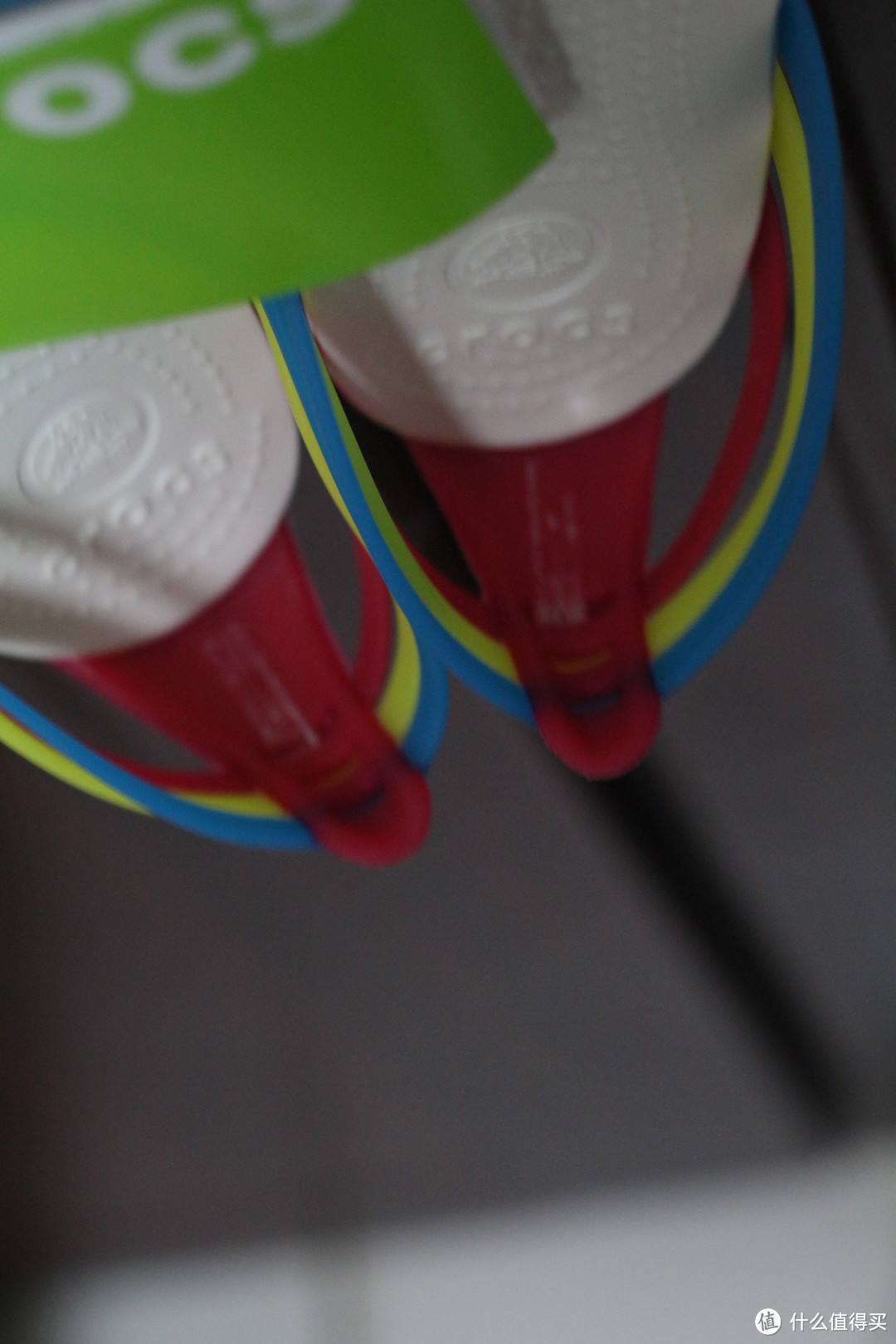 雨季小伙伴：Crocs 卡洛驰 Huarache Flat Multi/Geranium 平底彩虹鞋