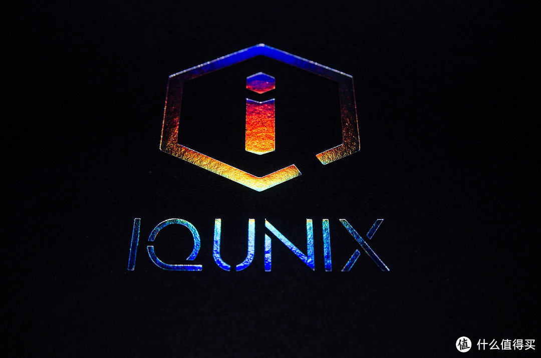 光滑的触感：iQunix 铝合金鼠标垫