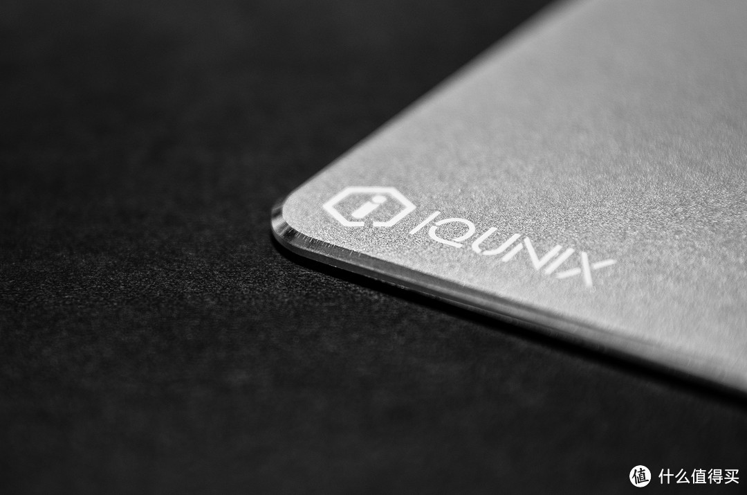 光滑的触感：iQunix 铝合金鼠标垫