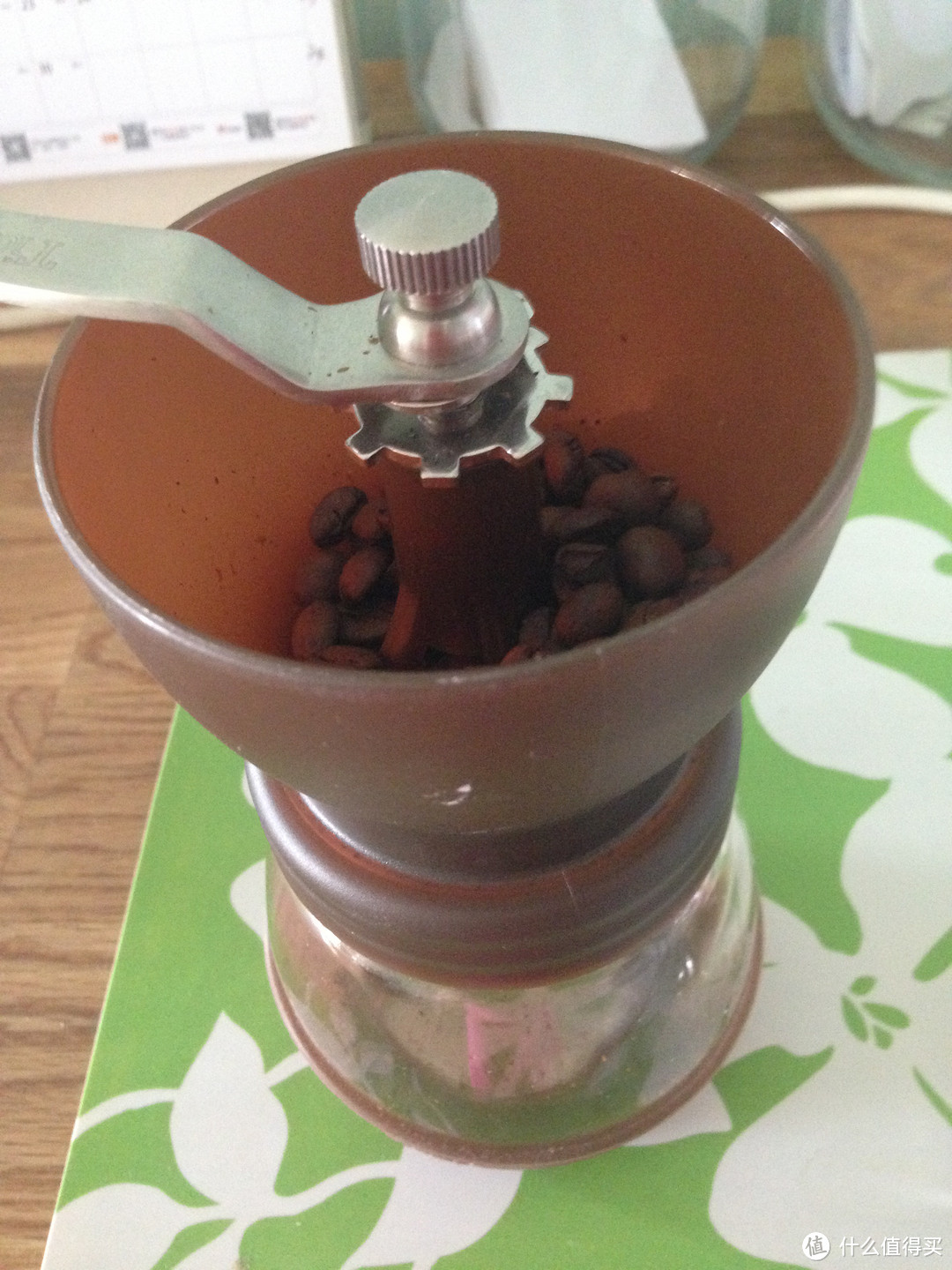 将咖啡豆放入手摇磨豆机中，然后，用力，用力