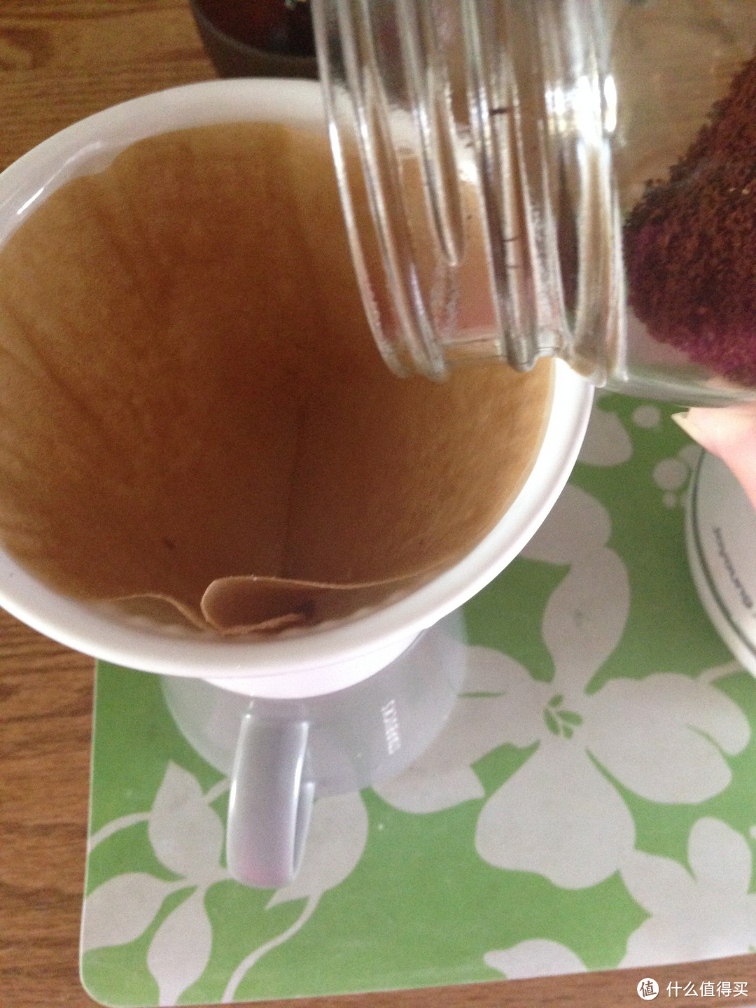 将磨好的咖啡粉放入滤杯中
