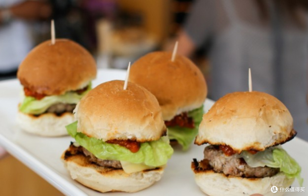 也是拼了英国餐厅推出人肉口味汉堡宣传行尸走肉