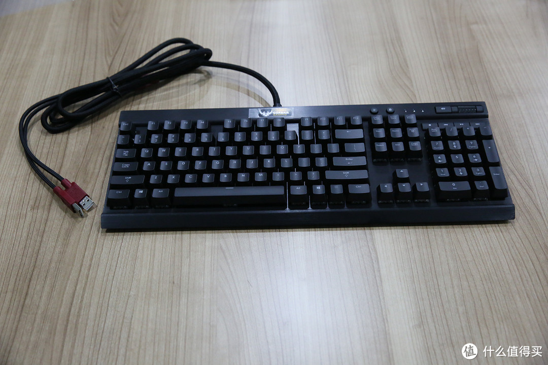 光污染爱好者的最爱！CORSAIR 海盗船 Vengeance系列 K70 RGB 幻彩背光机械游戏键盘 红轴