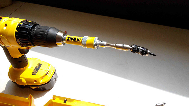 家居必備 篇一:dewalt 得偉 dc970k-2 電鑽套裝