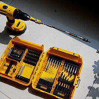 家居必备 篇三：DEWALT  得伟 DW2730 8 Piece Quick Change Drill and Drive Set和DWPVTHLD 弯曲接头